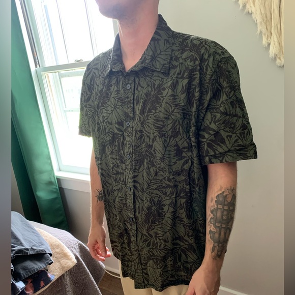 Men’s button up t shirt XL but fits more like large Green color with leaf design - Picture 1 of 2